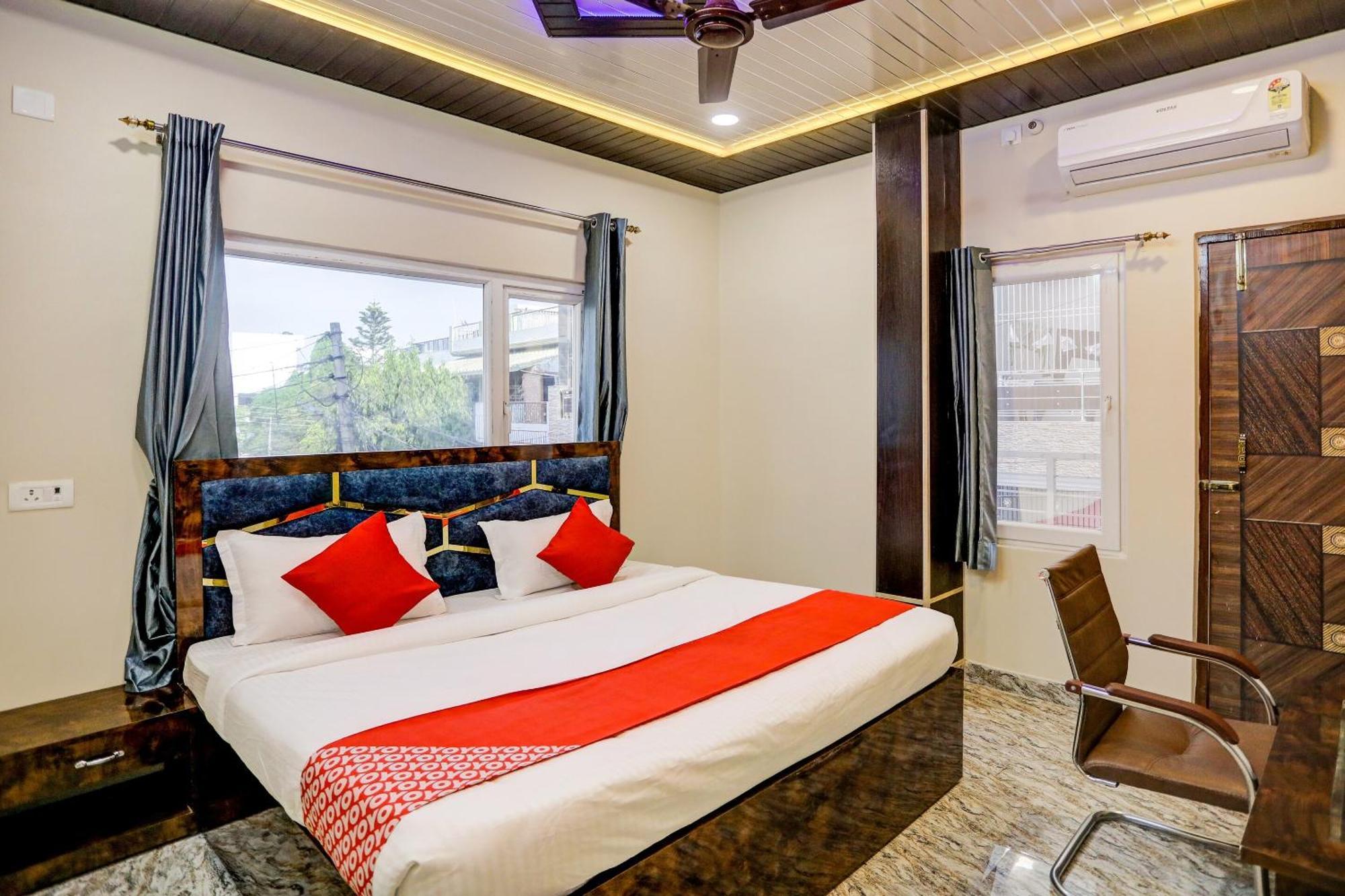 Oyo Flagship K.s Palace Hotel 3*